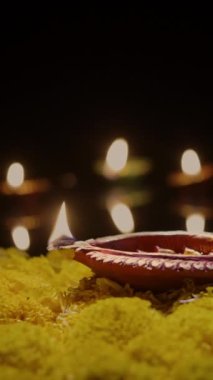 Diwali, Diwali ya da Deepavali kutlamalarında yanan Clay diya lambaları Hindistan 'ın en büyük ve en önemli bayramıdır..