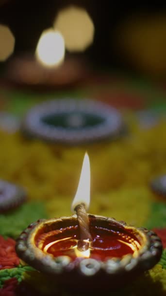 在迪瓦利庆典期间点燃的粘土灯是印度最大也是最重要的节日 垂直录像 — 图库视频影像