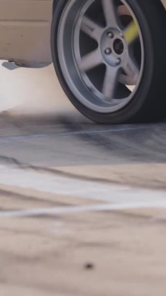 Дрифт Автомобиля Горящие Шины Скоростном Треке Вертикальное Видео — стоковое видео