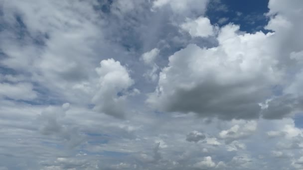 気候変動 地球温暖化は 特定の場所で特定の種類の雲を増加させ 他の場所でそれらを減らすことが期待されています — ストック動画
