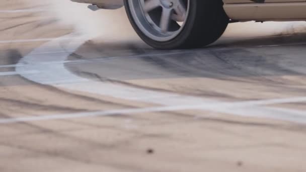 Ντριφτ Αυτοκίνητο Καύση Ελαστικών Στην Πίστα Ταχύτητας — Αρχείο Βίντεο