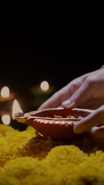 在迪瓦利庆典期间点燃的粘土灯是印度最大也是最重要的节日 垂直录像 — 图库视频影像