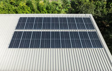 Ev çatısında fotovoltaik güneş enerjisi panelleri.