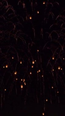 Loy Krathong festivalinde yüzen turist gökyüzü fenerleri, Chiang Mai, Tayland. Dikey video