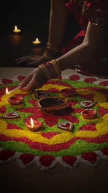 Diwali, Diwali ya da Deepavali kutlamalarında yanan Clay diya lambaları Hindistan 'ın en büyük ve en önemli bayramıdır. Dikey video.