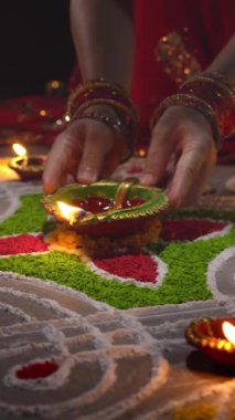 Diwali, Diwali ya da Deepavali kutlamalarında yanan Clay diya lambaları Hindistan 'ın en büyük ve en önemli bayramıdır. Dikey video.