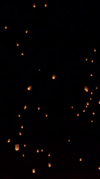 Τουριστικά Πλωτά Φανάρια Ουρανό Στο Loy Krathong Φεστιβάλ Τσιάνγκ Μάι — Αρχείο Βίντεο