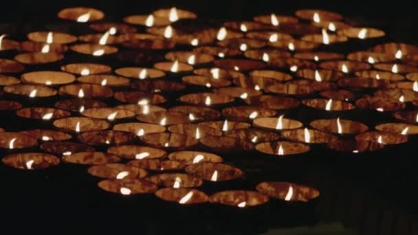 Turist Flytende Vann Stearinlys Lamper Dammen Diwali Feiring – stockvideo