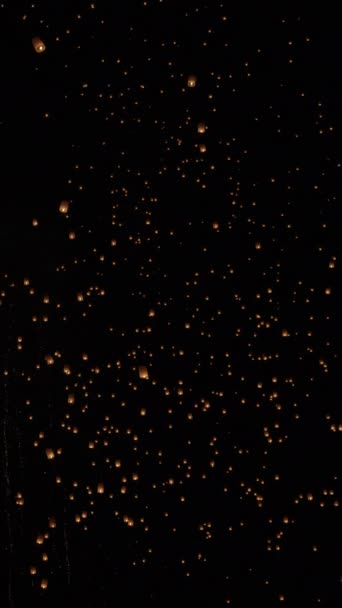 在泰国清迈的Loy Krathong节 游客漂浮的天空灯笼 垂直录像 — 图库视频影像