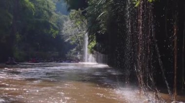 Lor Jor Şelalesi, Umphang, Tak, Tayland 'daki Mae Klong nehrinde gökkuşağı şelalesi