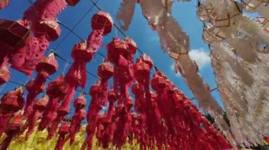 Yee Peng Festivali 'nde kağıt fenerler Tayland' ın Lumphun şehrinde dekore ediliyor..