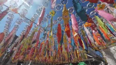 Yee Peng Festivali 'ndeki Tung veya Budizm bayrağı tapınak, Lumphun, Tayland çevresinde süslenir..
