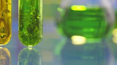 Yosun yakıtı biyoyakıt laboratuarı fosil alg yakıtı ya da alg biyoyakıtına alternatif araştırmalar yapıyor. Sıfır CARBON Emisyon kavramı.