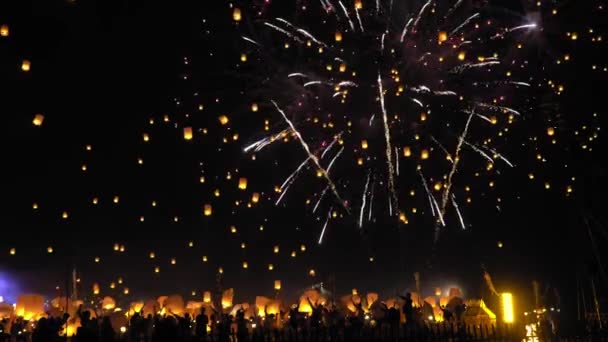 Tourist Floating Sky Lanterns Peng Loy Krathong Festival Chiang Mai — Stock Video