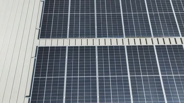 Φωτοβολταϊκά Πάνελ Ηλιακής Ενέργειας Στην Οροφή Του Σπιτιού — Αρχείο Βίντεο