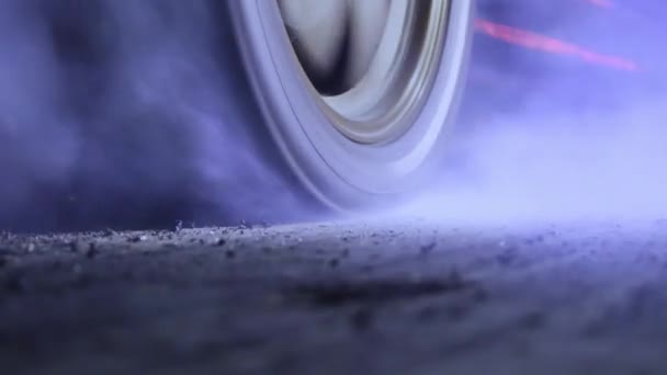 レーストラックでスタートラインでレースカー燃焼タイヤをドラッグ — ストック動画