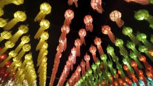 イーペンフェスティバルのペーパーランタンは タイのダウンタウンLumphunの周りに飾られています — ストック動画