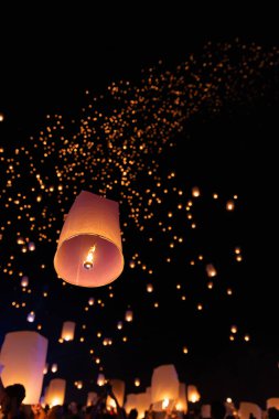 Yi-Peng (Loy Krathong) festivalinde turist gökyüzü fenerleri, Chiang Mai, Tayland.
