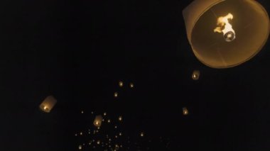 Yi-Peng (Loy Krathong) festivalinde turist gökyüzü fenerleri, Chiang Mai, Tayland.