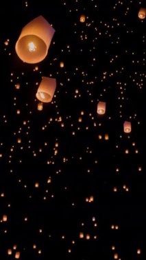 Yi-Peng (Loy Krathong) festivalinde turist gökyüzü fenerleri, Chiang Mai, Tayland. Dikey video.