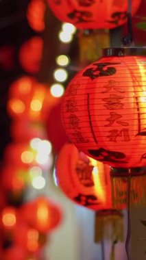 Çin mahallesinde yeni yıl feneri. Fenerdeki Çince alfabeyi çevirmek Daji Dali 'nin karlı ticaret anlamına gelir. Dikey video.