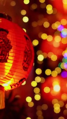 Çin mahallesinde yeni yıl feneri ve dekor aydınlatması. Dikey video.