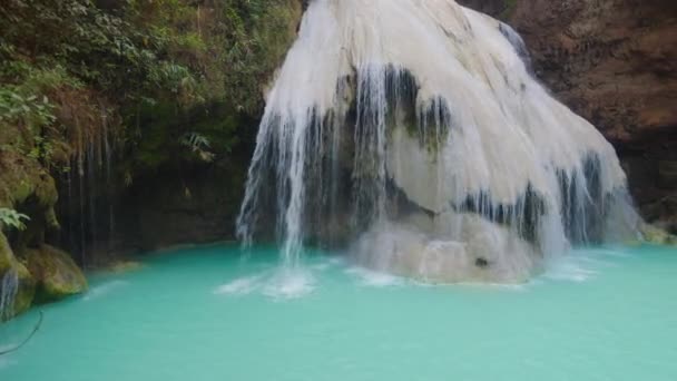 ルアン滝はタイ北部の石灰岩の滝で 炭酸カルシウムとマグネシウムはコ ルアン滝で自然に発生する 水はマグネシウムから青い色を得る — ストック動画