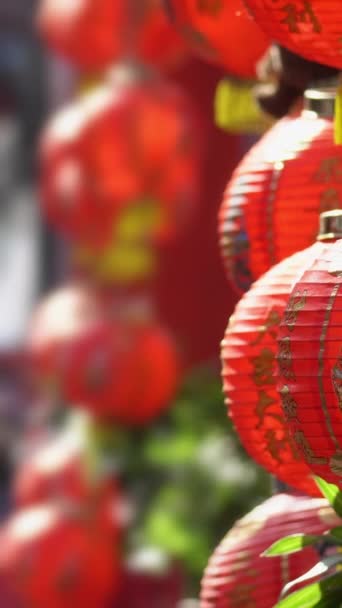 中国のチャイナタウンエリアの新年のランタン 中国語のアルファベットをランタン語で翻訳すると 有益な貿易を意味します バーティカルビデオ — ストック動画