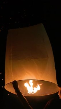 Yi-Peng (Loy Krathong) festivalinde turist gökyüzü fenerleri, Chiang Mai, Tayland. Dikey video.