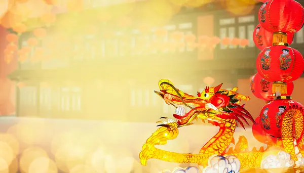 チャイナタウンエリアで中国の新年の祭りに飾られたドラゴンと赤いランタン ロイヤリティフリーのストック写真