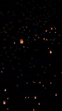 Yi-Peng (Loy Krathong) festivalinde turist gökyüzü fenerleri, Chiang Mai, Tayland. Dikey video.