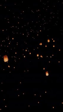 Yi-Peng (Loy Krathong) festivalinde turist gökyüzü fenerleri, Chiang Mai, Tayland. Dikey video.