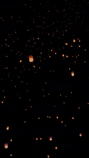 在泰国清迈举行的宜鹏 洛伊克拉通 游客们在空中放灯 垂直录像 — 图库视频影像