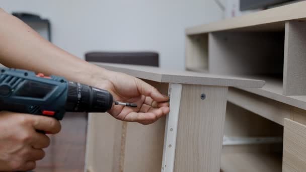 Handyman Repareren Strakke Lade Dia Van Plank Onderwerp Bevestiging Geplakt — Stockvideo