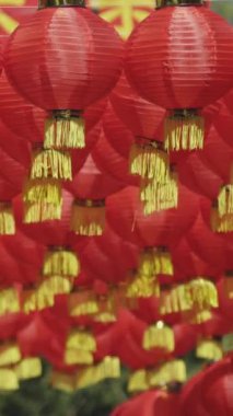 Çin mahallesinde yeni yıl feneri ve dekor aydınlatması. Dikey video.