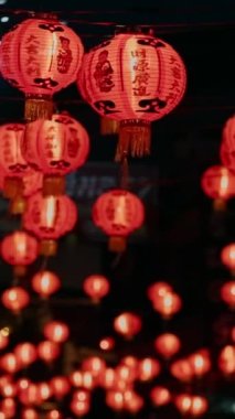 Çin Mahallesi 'ndeki Çin Yeni Yıl Feneri. Çince alfabeyi 