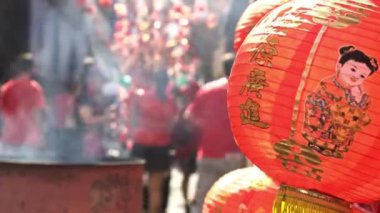 Çin mahallesinde yeni yıl feneri. Fenerin üzerindeki Çin alfabesi 