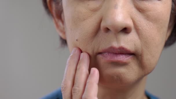 老年妇女脸上毛茸茸的皮肤 — 图库视频影像