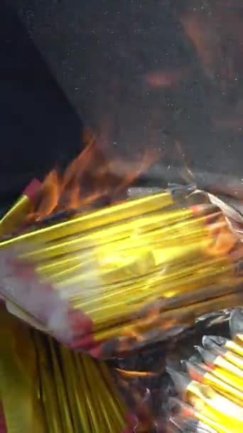 烧纸是中国的传统做法 农历新年祖先崇拜与烧香纸 — 图库视频影像