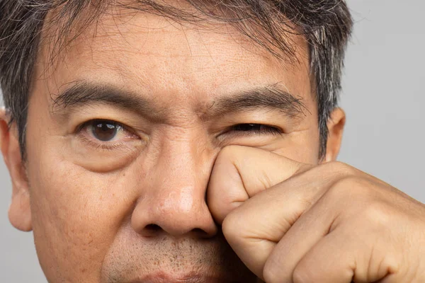 Homme Senior Fatigue Oculaire Après Pour Longs Étirements Ordinateur Des Images De Stock Libres De Droits