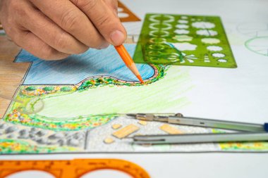 Peyzaj mimarı öğrenci bahçe planını elle çizerek öğreniyor..