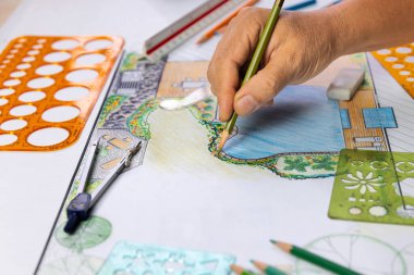 Peyzaj mimarı öğrenci bahçe planını elle çizerek öğreniyor..