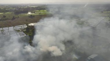 Tarım yangını, iklim değişikliğine katkıda bulunan karbondioksit (CO2) emisyonları ve diğer sera gazları (GHG) salınımı.