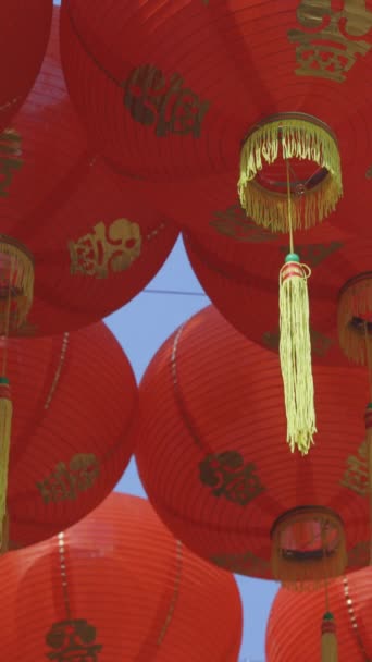 中国の新年のランタンと中国のチャイナタウンエリアの装飾照明 垂直ビデオ 動画クリップ