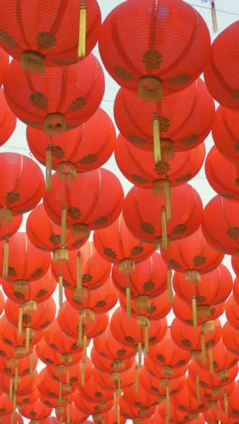 唐人街的中国新年灯笼和装饰照明 垂直录像 — 图库视频影像