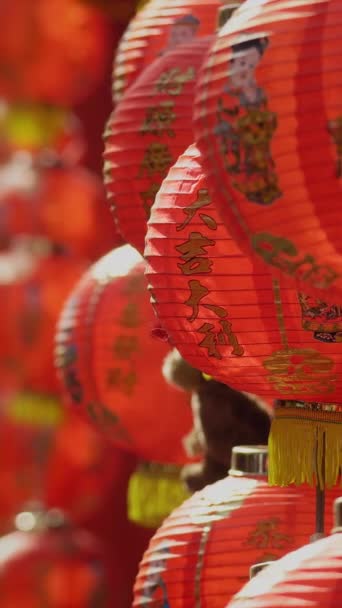 中国のチャイナタウンエリアの新年のランタン 中国語のアルファベットを翻訳 ランタン 収益性の高い貿易を意味する — ストック動画