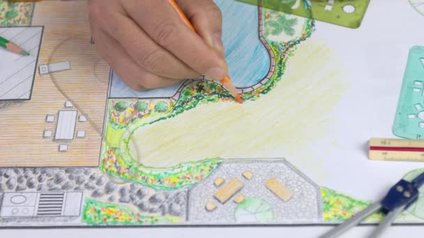 园林设计师学生通过手绘学习园林设计 — 图库视频影像