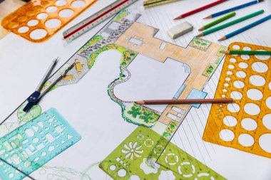 Peyzaj mimarı öğrenci bahçe planını elle çizerek öğreniyor..