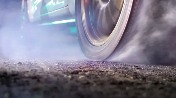 Evドラッグレーシングカーはスタートラインでタイヤを燃やしています ロイヤリティフリーのストック画像