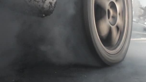 Ev赛车在起跑线燃烧轮胎 — 图库视频影像